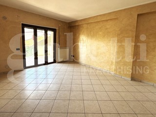 Trilocale in Vendita a Avezzano, 118'000&euro;, 70 m², con Box