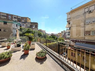 Quadrilocale in Vendita a Napoli, 250'000&euro;, 100 m², con Box