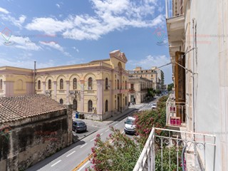 Appartamento in Vendita a Siracusa, zona ORTIGIA - UMBERTO, 395'000&euro;, 174 m², arredato