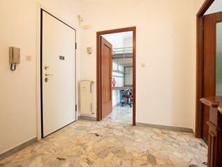 Appartamento in Vendita a Genova, zona Sestri Ponente, 90'000&euro;, 70 m²