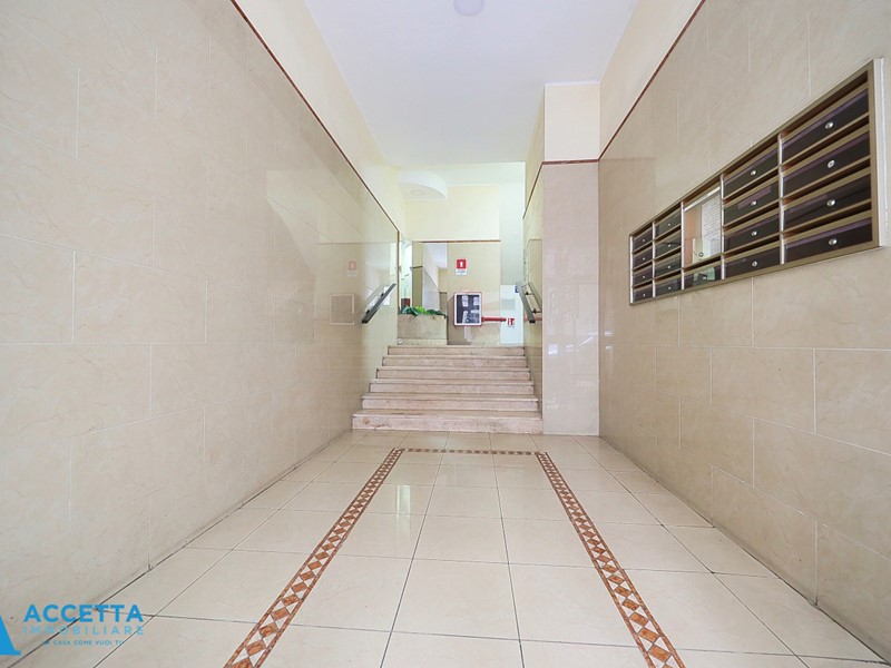 Trilocale in Vendita a Taranto, zona Tre Carrare - Battisti, 65'000&euro;, 97 m², arredato