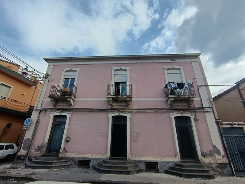 Appartamento in Vendita a Biancavilla, zona Centro, 125'000&euro;, 129 m², con Box