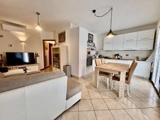 Trilocale in Vendita a Castelfiorentino, zona Petrazzi, 140'000&euro;, 53 m², con Box
