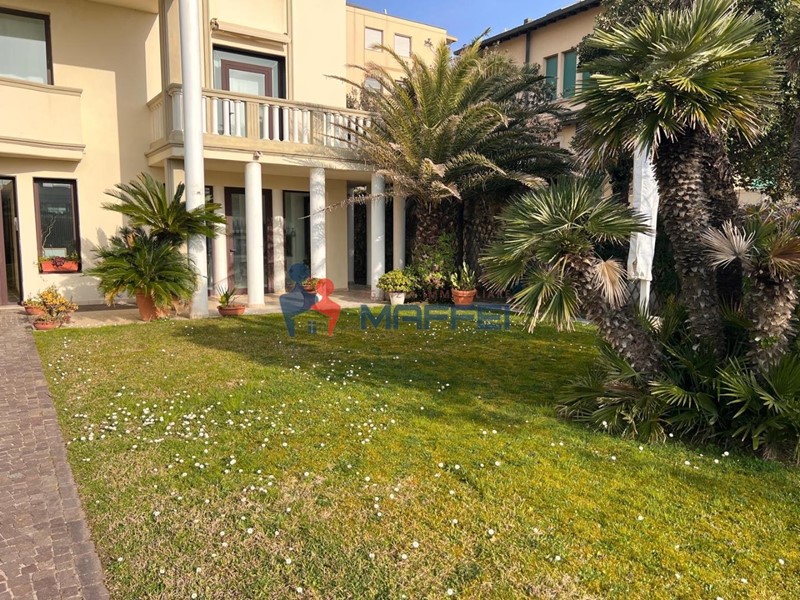 Quadrilocale in Vendita a Viareggio, 700'000&euro;, 70 m², arredato