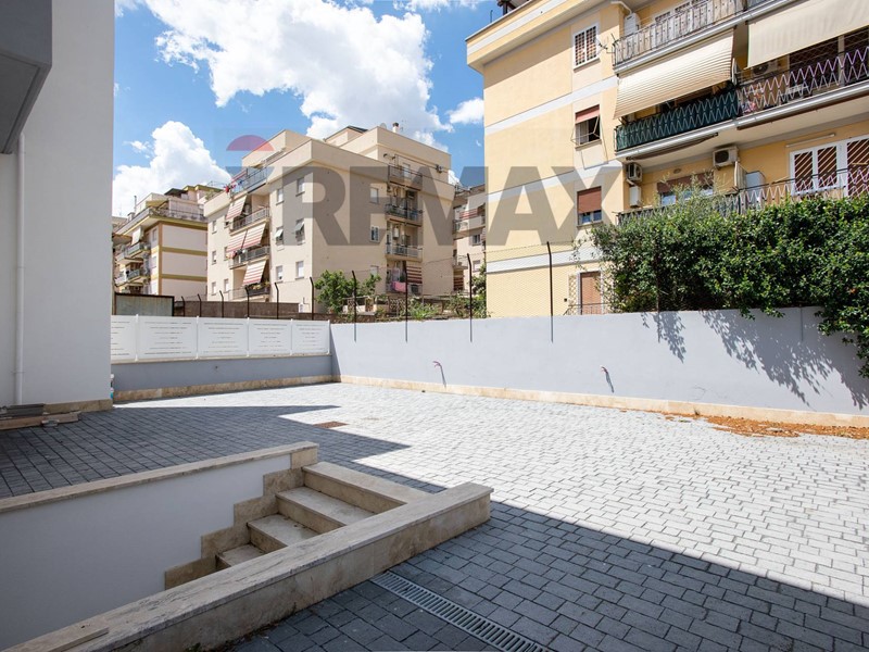 Trilocale in Vendita a Roma, 290'000&euro;, 94 m²