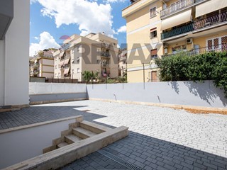 Trilocale in Vendita a Roma, 290'000&euro;, 94 m²
