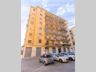Appartamento in Vendita a Siracusa, zona Tunisi Grottasanta, 90'000&euro;, 136 m²