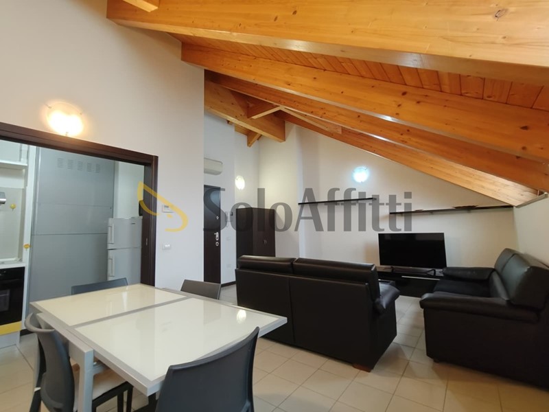 Trilocale in Affitto a Gallarate, zona Corso Sempione, 1'400&euro;, 80 m², arredato