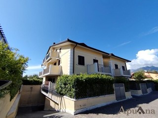 Trilocale in Vendita a Massa, zona Marina di Massa, 320'000&euro;, 70 m², arredato, con Box
