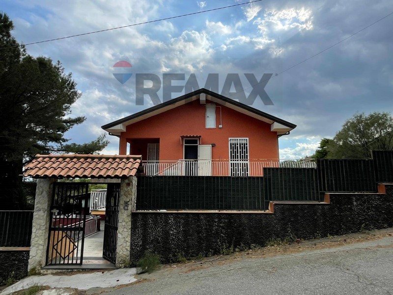 Appartamento in Vendita a Pedara, 109'000&euro;, 124 m²
