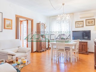Quadrilocale in Vendita a Calcinaia, zona Fornacette, 165'000&euro;, 80 m², con Box