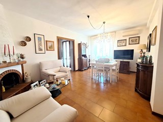 Appartamento in Vendita a Calcinaia, zona Fornacette, 165'000&euro;, 90 m², con Box