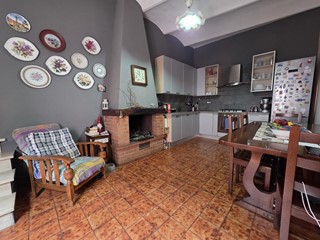 Appartamento in Vendita a Crespina Lorenzana, zona Crespina, 100'000&euro;, 143 m², con Box