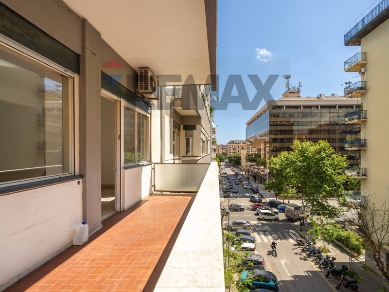 Appartamento in Affitto a Palermo, 1'300&euro;, 197 m²