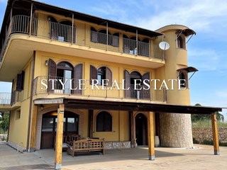 Appartamento in Vendita a Melilli, zona Contrada San Giorgio, 250'000&euro;, 300 m²