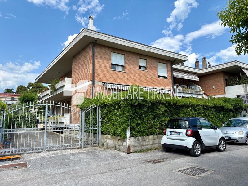 Appartamento in Vendita a Massa, zona Ronchi, 310'000&euro;, 96 m², arredato, con Box