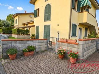 Quadrilocale in Vendita a Lucca, zona Arancio, 255'000&euro;, 82 m²