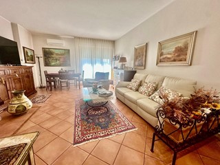 Appartamento in Vendita a Carrara, zona Avenza, 285'000&euro;, 120 m², con Box