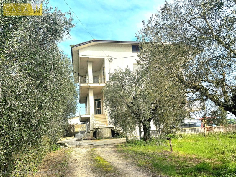 Quadrilocale in Vendita a Sant'Omero, 110'000&euro;, 189 m²