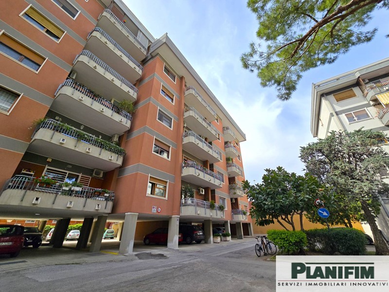 Quadrilocale in Affitto a Bari, 1'316&euro;, 130 m²