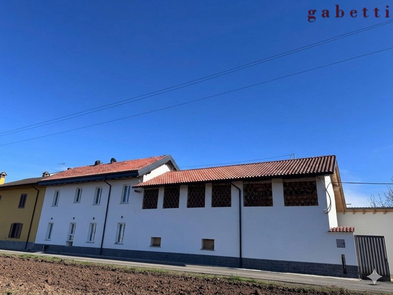 Quadrilocale in Vendita a Magenta, 150 m²