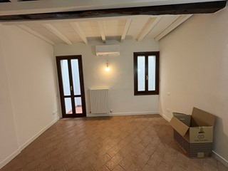Bilocale in Vendita a Reggio Emilia, zona Centro storico, 94'000&euro;, 53 m²