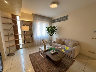 Appartamento in Vendita a Parma, zona Centro storico, 350'000&euro;, 160 m²