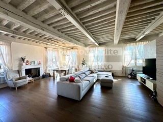 Appartamento in Affitto a Lucca, 1'850&euro;, 180 m², arredato