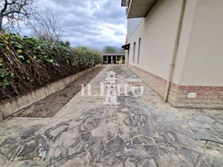 Appartamento in Vendita a Campi Bisenzio, zona San Piero a Ponti, 360'000&euro;, 134 m²