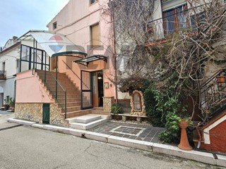 Appartamento in Vendita a Pietramontecorvino, 35'000&euro;, 179 m²