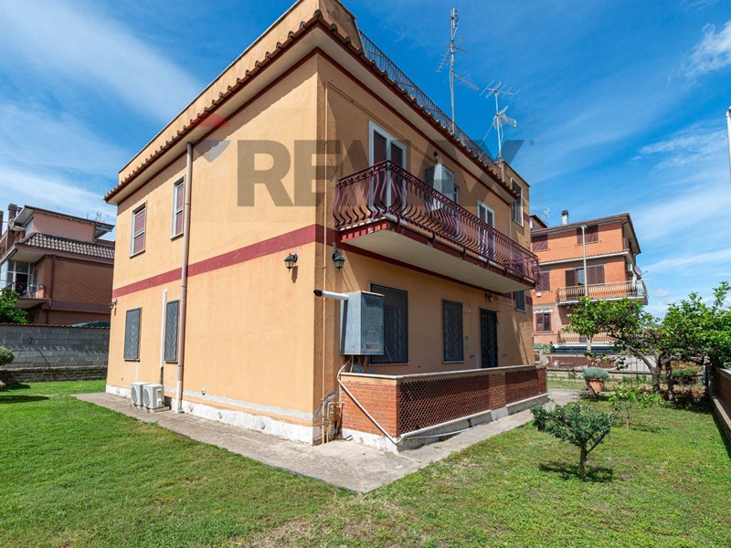Trilocale in Vendita a Roma, 219'000&euro;, 90 m²