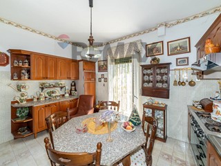 Appartamento in Vendita a Catania, 75'000&euro;, 130 m²