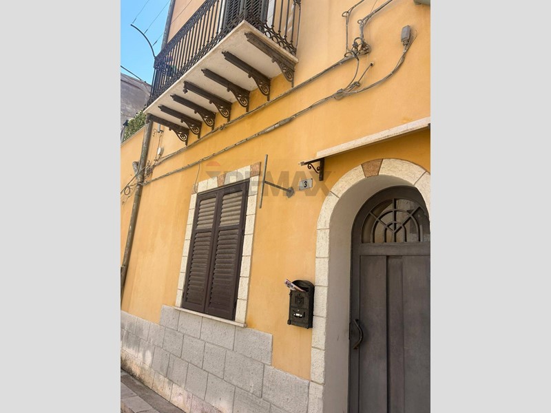 Appartamento in Vendita a Partinico, 75'000&euro;, 180 m²