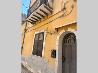 Appartamento in Vendita a Partinico, 75'000&euro;, 180 m²