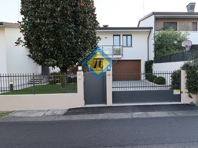 Quadrilocale in Vendita a Pordenone, 90'000&euro;, 150 m²