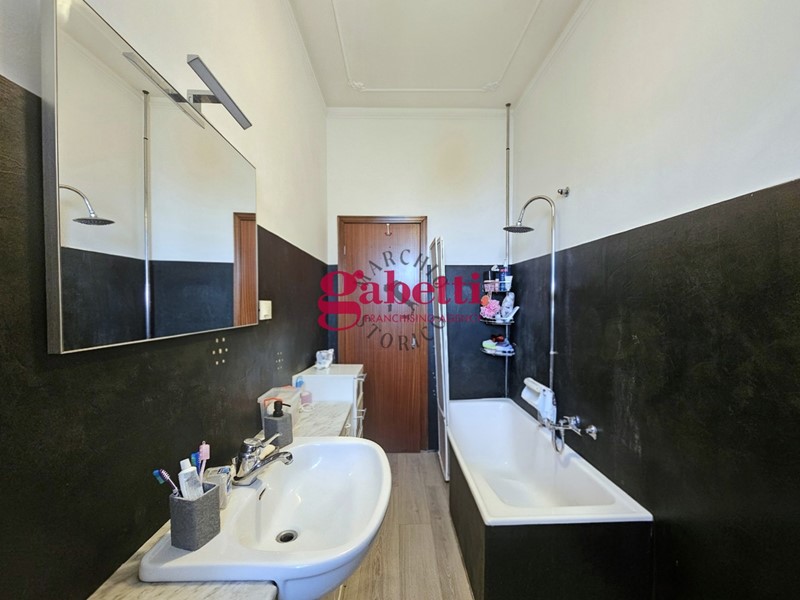 Quadrilocale in Vendita a Campi Bisenzio, 250'000&euro;, 97 m²