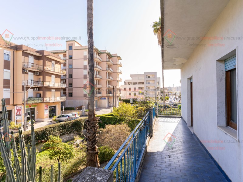 Appartamento in Vendita a Siracusa, zona Pizzuta Scala Greca, 110'000&euro;, 199 m²