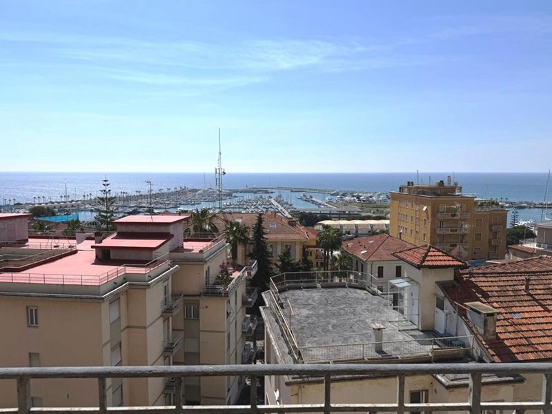 Appartamento in Vendita a Imperia, zona Porto Maurizio, 240'000&euro;, 120 m²