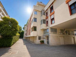 Appartamento in Vendita a Pontedera, 240'000&euro;, 102 m², arredato, con Box