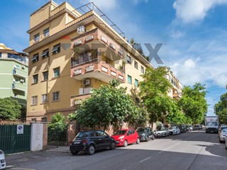Trilocale in Vendita a Roma, 215'000&euro;, 94 m²
