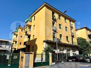 Bilocale in Vendita a Bologna, 165'000&euro;, 55 m², con Box