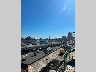 Appartamento in Vendita a Genova, zona Di Negro, 150'000&euro;, 166 m²