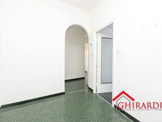 Appartamento in Vendita a Genova, zona Sestri Ponente, 70'000&euro;, 76 m²