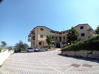 Quadrilocale in Vendita a Abbateggio, 79'000&euro;, 59 m², con Box