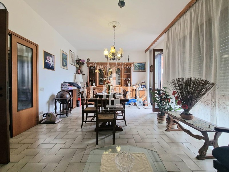 Quadrilocale in Vendita a Firenze, zona Peretola, 370'000&euro;, 115 m²