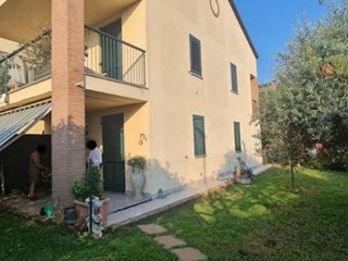 Quadrilocale in Vendita a Lesmo, 151'713&euro;, 138 m², con Box