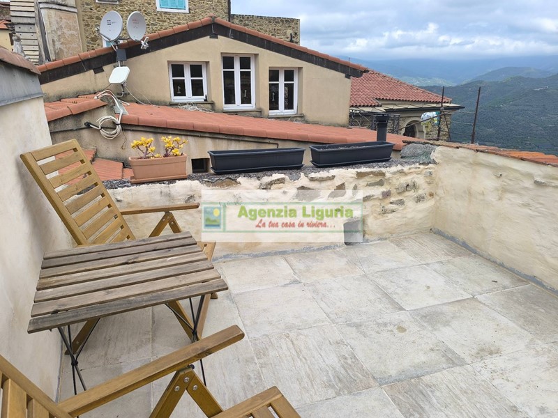 Appartamento in Vendita a Perinaldo, 120'000&euro;, 162 m²