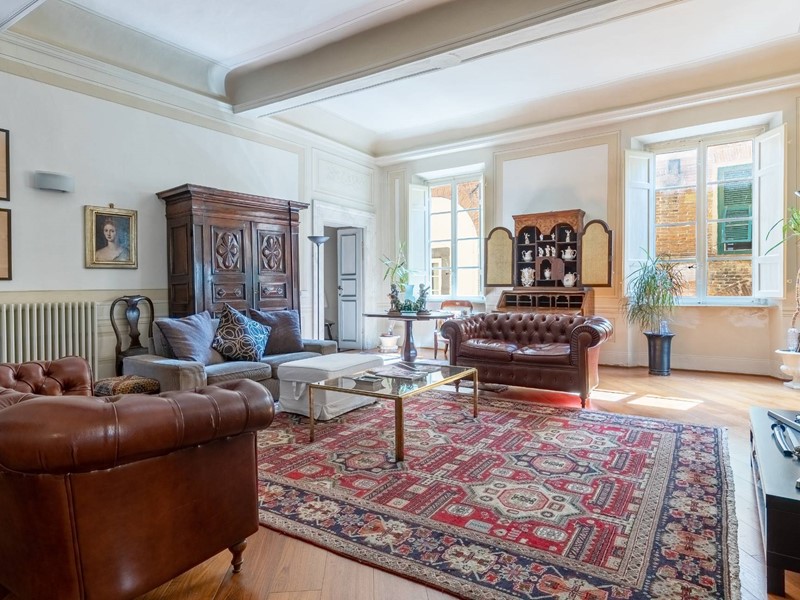 Appartamento in Affitto a Lucca, 3'000&euro;, 300 m²