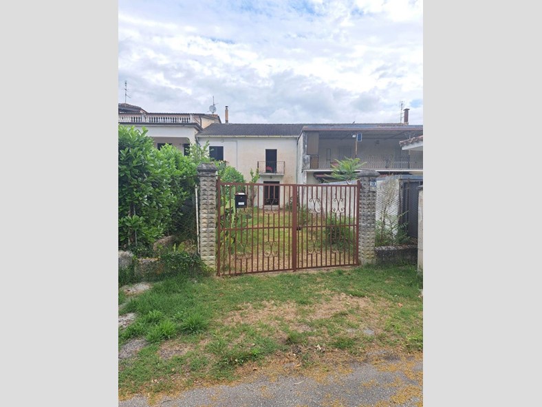 Trilocale in Vendita a Cervaro, 20'000&euro;, 119 m²