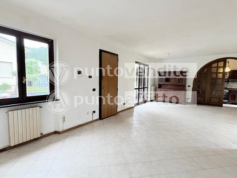 Quadrilocale in Vendita a Lucca, zona Nave, 239'000&euro;, 95 m², arredato